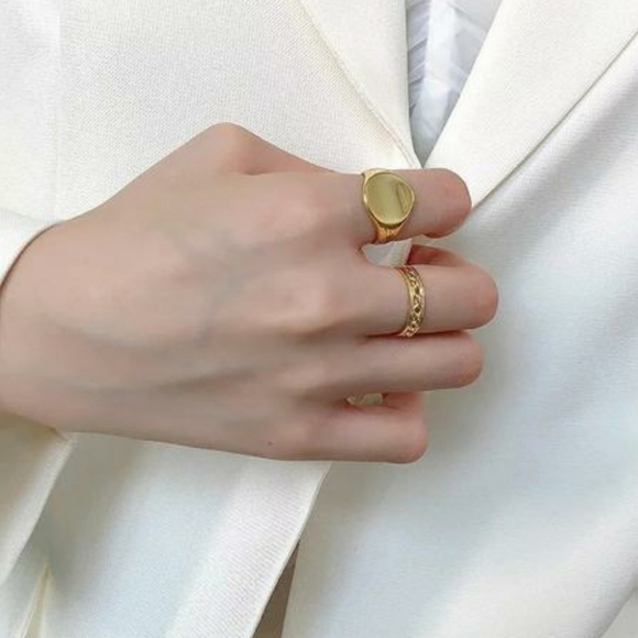 🎉3/$10 *S A L E*🎉Gold Plain Signet Ring Size Medium (US 6/7) - Picture 7 of 7